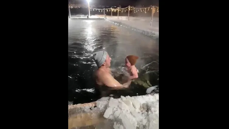 Молодой отец окунул годовалого ребенка в ледяную прорубь