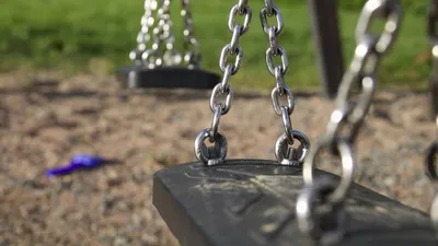 Мужчину наказали за выброс использованных шприцов у детской площадки в Актау, фото - Новости Zakon.kz от 13.01.2026 22:01