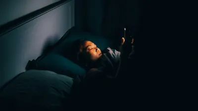 девушка, постель, телефон, фото - Новости Zakon.kz от 13.01.2026 12:32