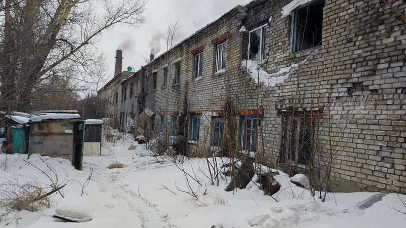 Аварийный дом в Семее, пожары, печи, протекает крыша, коммуналка, жилье, фото - Новости Zakon.kz от 15.01.2026 10:30