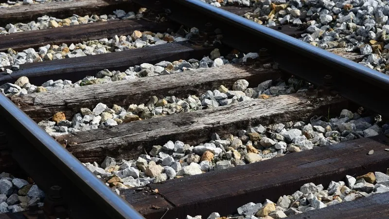 Вновь трагедия в Таиланде: поезд с пассажирами попал в аварию и загорелся