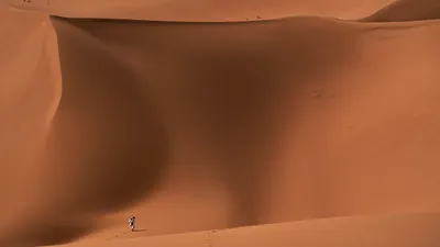 Человек, песок, барханы, фото - Новости Zakon.kz от 14.01.2026 08:55