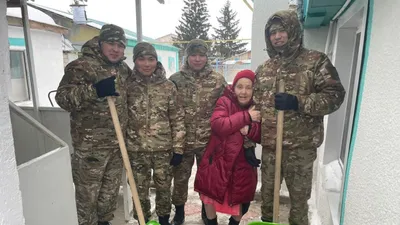 спасатели ДЧС, знег, помощь пенсионерам, фото - Новости Zakon.kz от 14.01.2026 20:01
