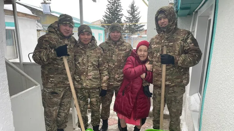 В ЗКО спасатели помогли пенсионерам с уборкой снега