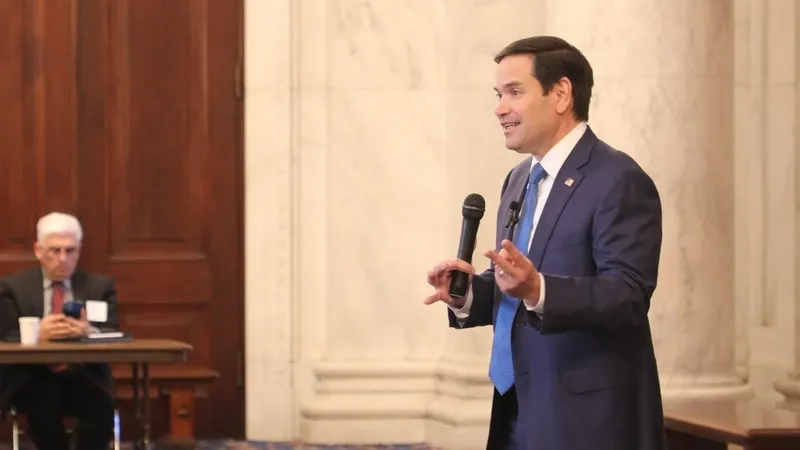 Рубио носит обувь на два размера больше из-за Трампа