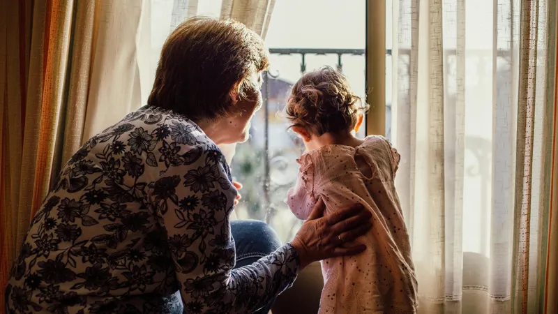 Разрешает ли закон бабушкам и дедушкам путешествовать с малолетними внуками, водить в школу и к врачам