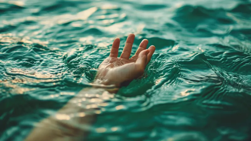 "Искали три часа": десятилетнего мальчика утащил под воду хищник