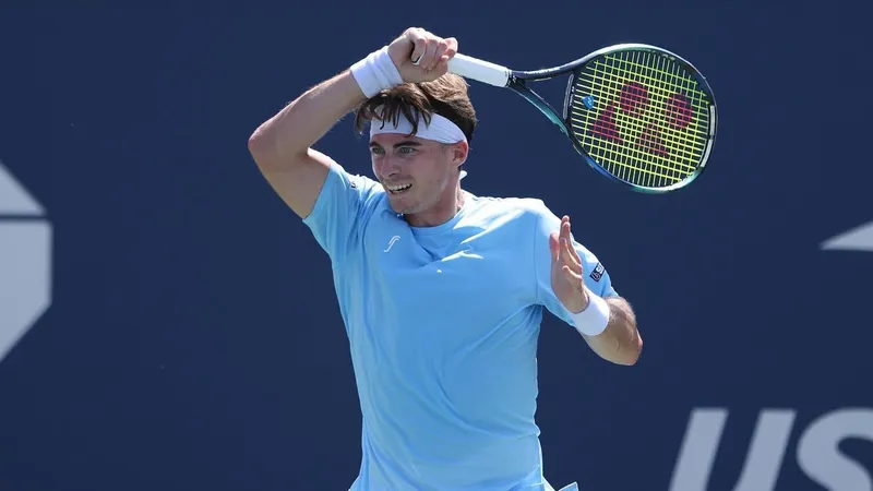 Казахстанец Скатов пробился во второй полуфинал "Челленджера" за неделю