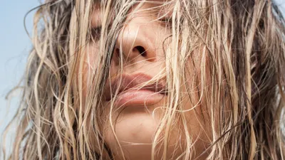 Почему спать с мокрыми волосами опасно