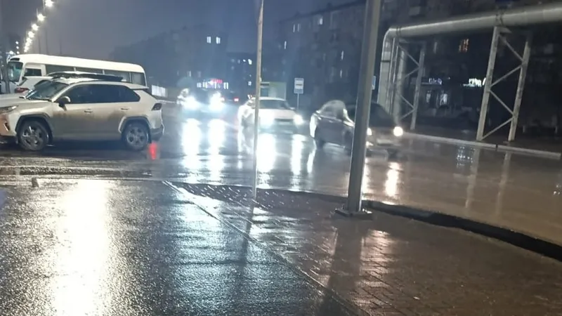 Жители Атырау встали на коньки: город сковал гололед