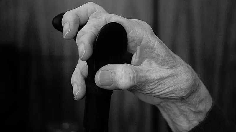 Пенсионерка из Актобе два месяца выживала без пенсии после ограбления