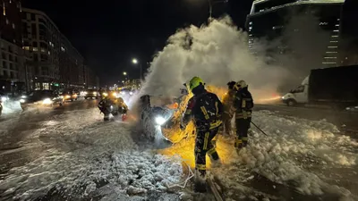 Открытым пламенем вспыхнул автомобиль на оживленном проспекте в Астане