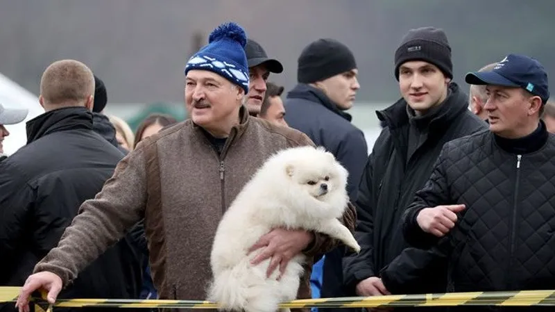 Лукашенко окунулся в крещенскую купель, его подбадривала любимая собака