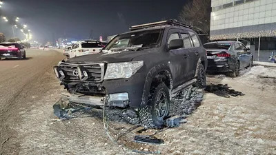Land Cruiser потерял управление и устроил массовое ДТП около торгового центра в Алматы