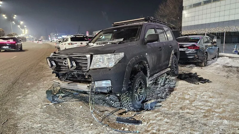 Land Cruiser потерял управление и устроил массовое ДТП около торгового центра в Алматы