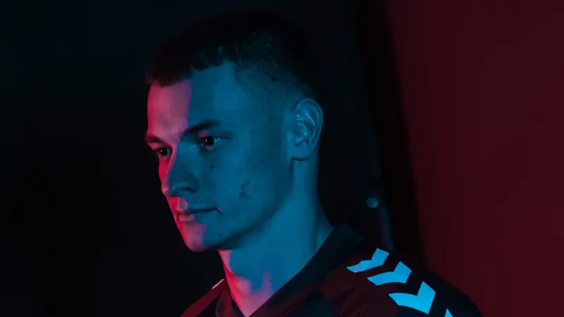 Ислам Чесноков сыграл первый матч за "Хартс" и заработал пенальти