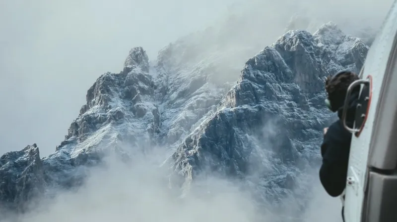 Пропавший с радаров самолет обнаружили на вершине горы в Индонезии