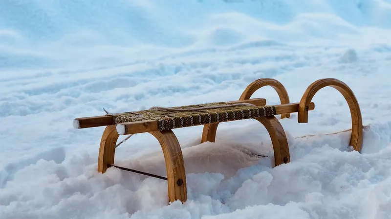 Как в детстве: маленькие школьники довезли учительницу домой на санках и растрогали Казнет