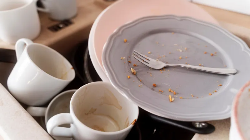 Почему грязная посуда на ночь притягивает бедность и семейные проблемы