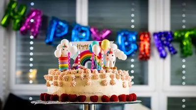 Торт и шарики, праздник, фото - Новости Zakon.kz от 19.01.2026 15:16