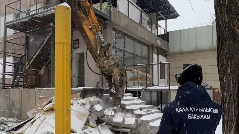В Алматы снесли незаконную пристройку к жилому дому