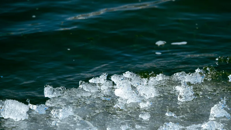 Казахстанский блогер устроил ледяное испытание в водопаде Хоббита