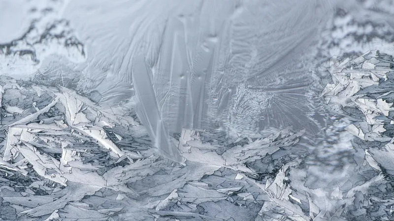 Казахстанцы восхитились красотой застывшего города при -40°С