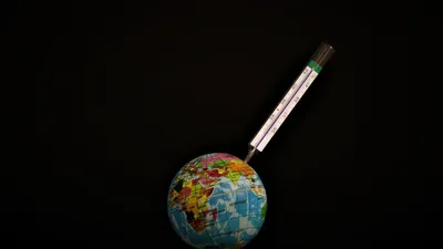 градусник и планета Земля, фото - Новости Zakon.kz от 19.01.2026 13:48