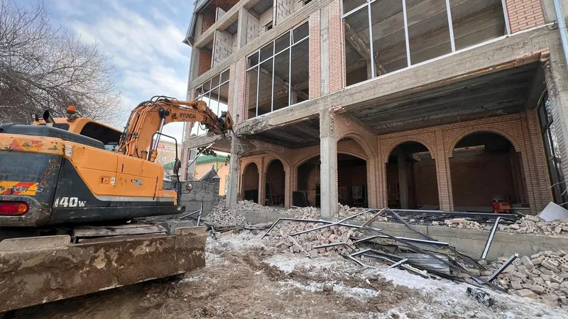 Большое здание сносят в Алматы