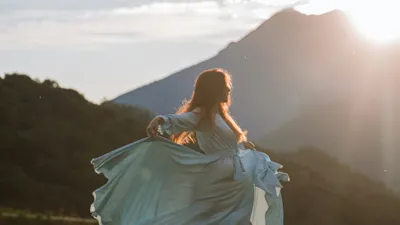 девушка на фоне гор, танцы, фото - Новости Zakon.kz от 20.01.2026 15:01