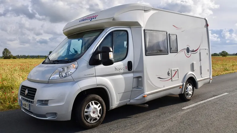 Два газовых баллона вынесли из горящего автодома в Астане