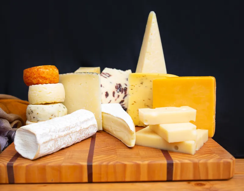Разные сорта сыра на деревянной доске, фото - Новости Zakon.kz от 21.01.2026 16:07