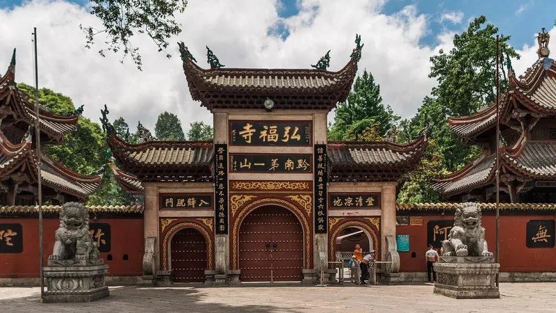 В Китае на свадьбу братьев-близнецов с сестрами-близнецами пришли их дяди-близнецы