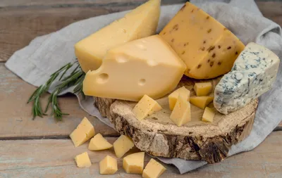Разные сорта сыра на доске, фото - Новости Zakon.kz от 21.01.2026 16:07