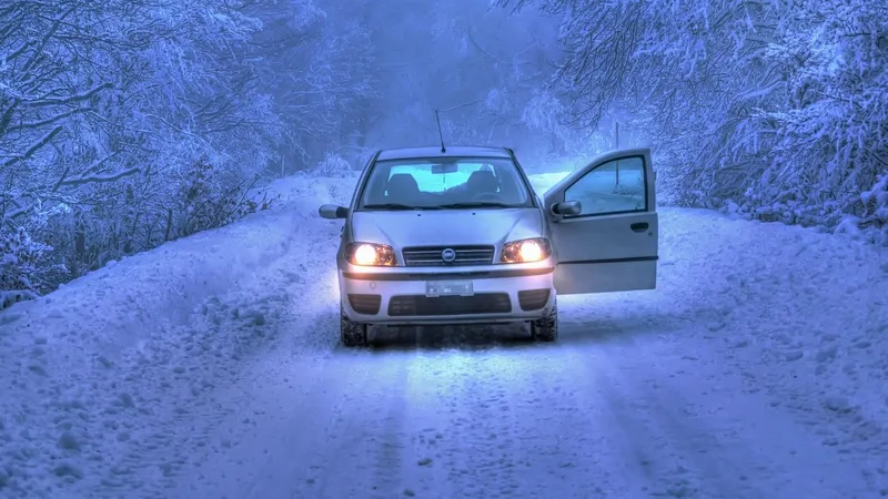 Из-за непогоды в двух регионах Казахстана ввели ограничения на трассах