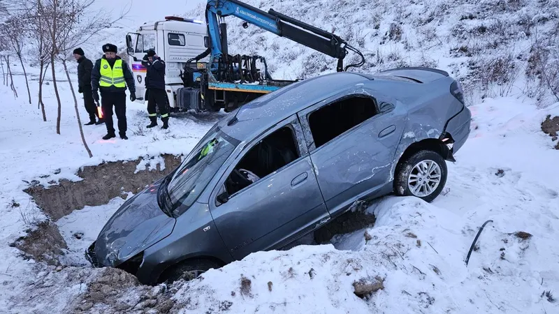 Снесла 12 деревьев, заехала на гору и провалилась в яму: водитель доставлена в больницу после ДТП в Алматы
