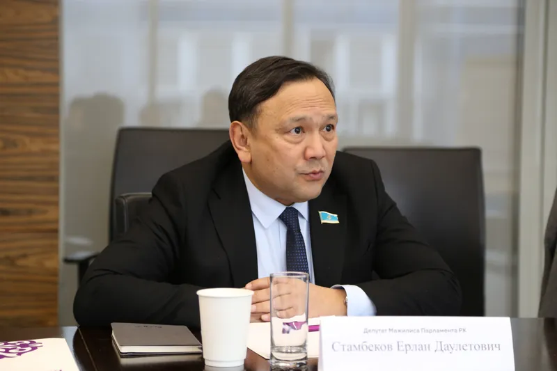 депутат Ерлан Стамбеков, фото - Новости Zakon.kz от 22.01.2026 17:33