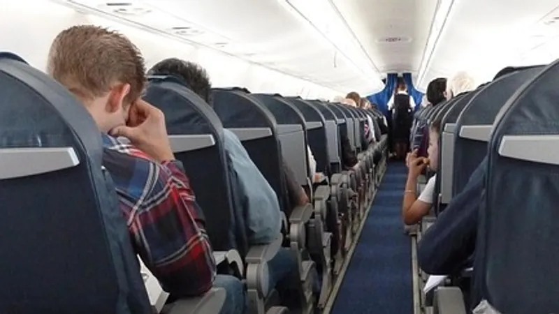 После увольнения бортпроводник переделал служебный документ и бесплатно летал по миру