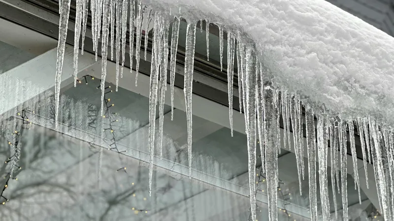Сезон сосулек: как обезопасить себя и куда обращаться в случае падения