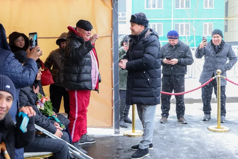 аким Шымкента вручает ключи от квартир, фото - Новости Zakon.kz от 22.01.2026 17:54