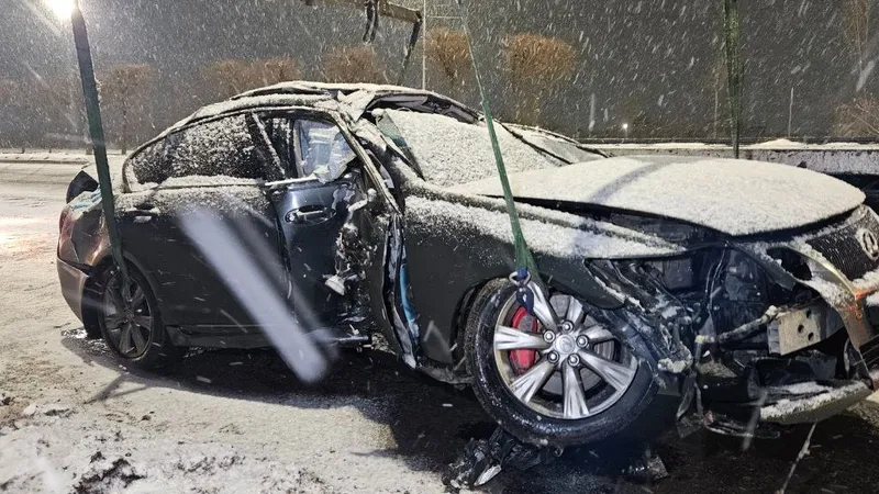 На заснеженной дороге в Алматы машина вылетела на встречную полосу: пассажир получил травму
