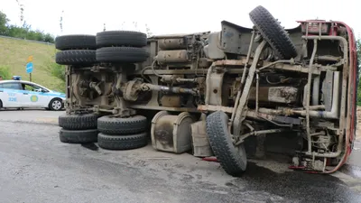 Большегруз с тоннами подсолнечного масла перевернулся на трассе Усть-Каменогорск – Семей