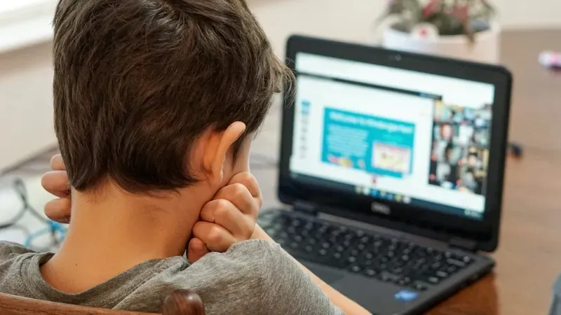 Учеников начальных классов Астаны в пятницу переводят на "дистанционку"