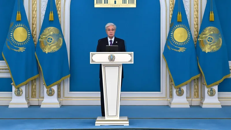 Токаев вручил флаг знаменосцам олимпийской и паралимпийской команд Казахстана