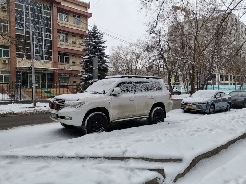 Что происходит в Алматы после снегопада – фоторепортаж