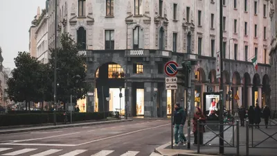 люди на дороге, Милан, фото - Новости Zakon.kz от 24.01.2026 10:29