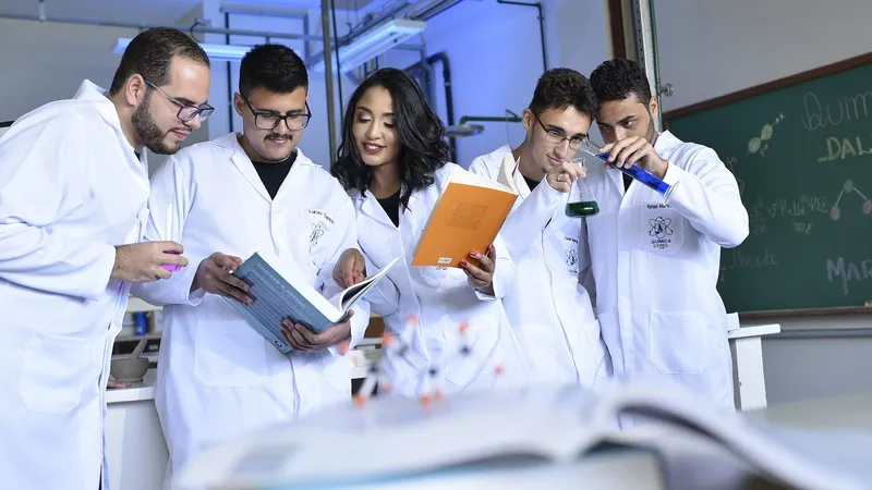 Ученые выяснили, что к женщинам в науке относятся предвзято, их работы дольше рецензируют