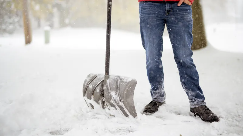 Как правильно расчищать снег лопатой, чтобы не надорвать спину
