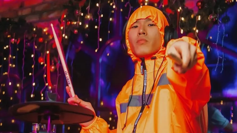 Барабанщик из Казахстана дебютировал на Неделе моды в Париже