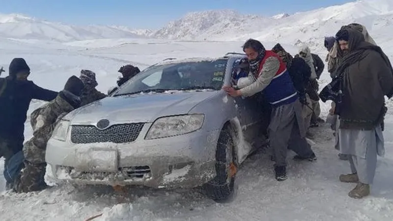 Жители Афганистана гибнут из-за снега